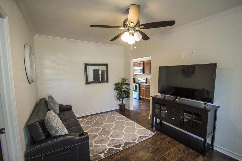 Hays St Cozy Remodeled 2br/2ba House Sleeps 8 image