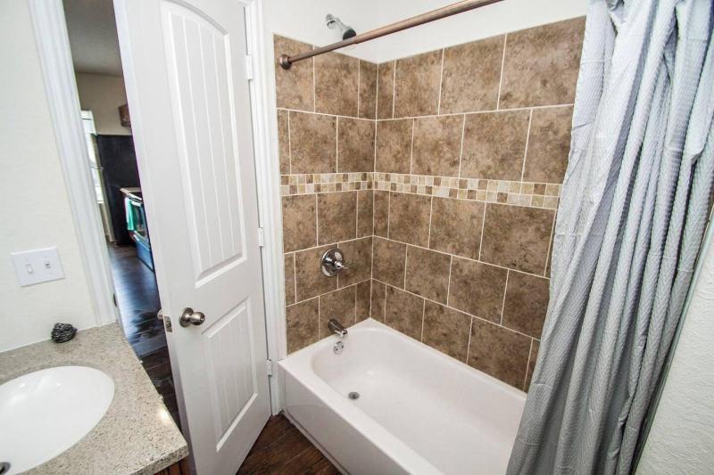 Hays St Cozy Remodeled 2br/2ba House Sleeps 8 image
