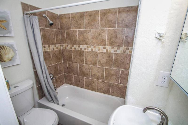 Hays St Cozy Remodeled 2br/2ba House Sleeps 8 image