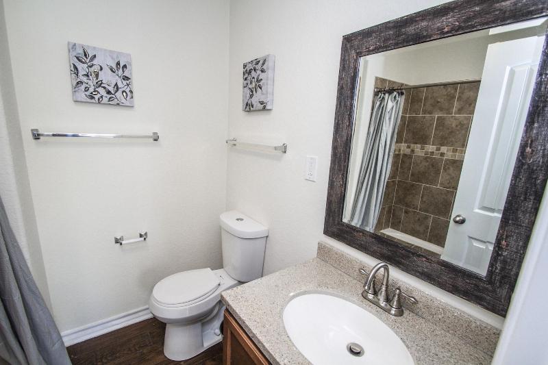 Hays St Cozy Remodeled 2br/2ba House Sleeps 8 image