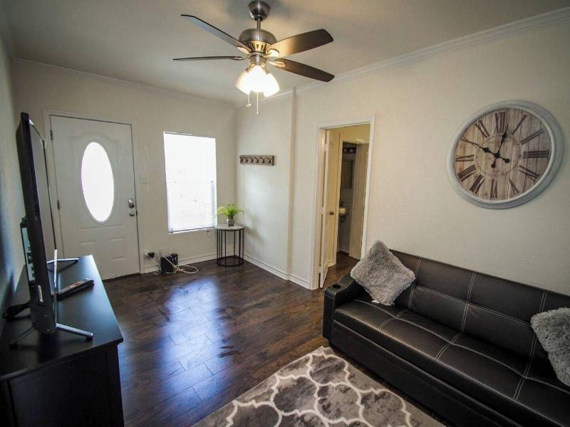 Hays St Cozy Remodeled 2br/2ba House Sleeps 8 image
