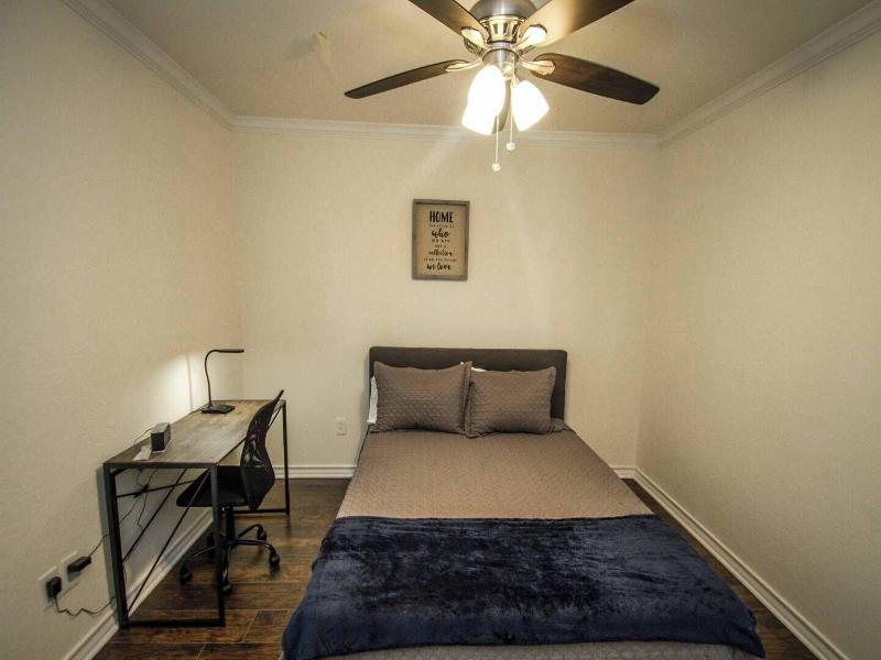 Hays St Cozy Remodeled 2br/2ba House Sleeps 8 image
