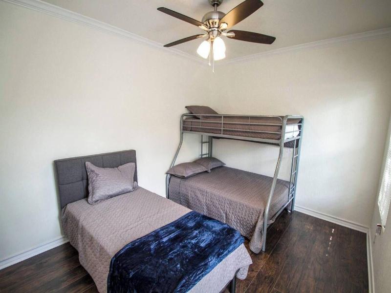 Hays St Cozy Remodeled 2br/2ba House Sleeps 8 image