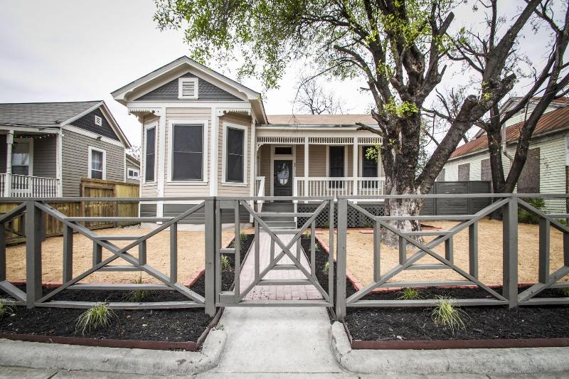 Wyoming St Restored Historic 2br/1ba Downtown image