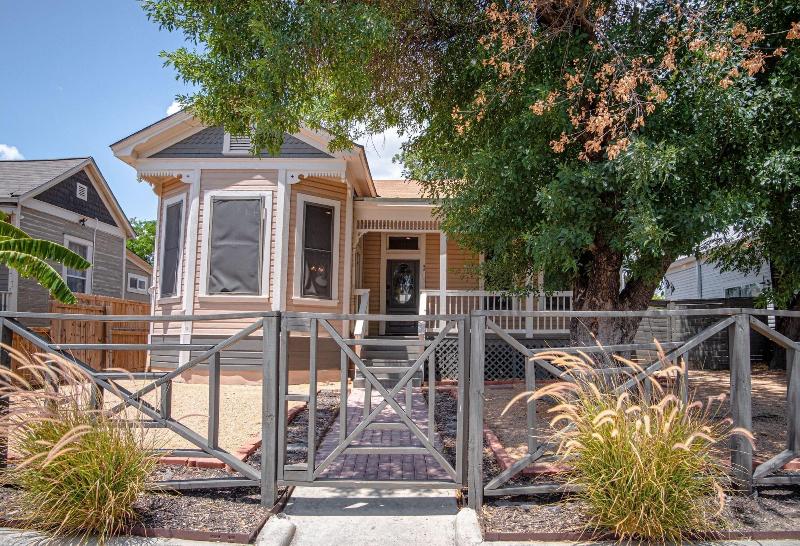 Wyoming St Restored Historic 2br/1ba Downtown image