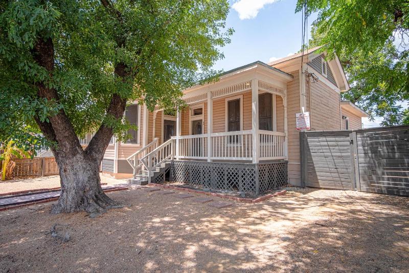 Wyoming St Restored Historic 2br/1ba Downtown image