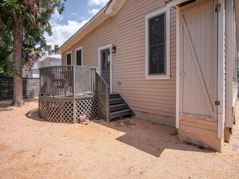 Wyoming St Restored Historic 2br/1ba Downtown image