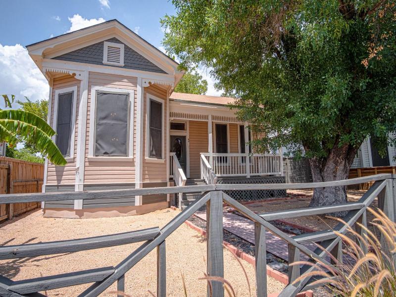 Wyoming St Restored Historic 2br/1ba Downtown image
