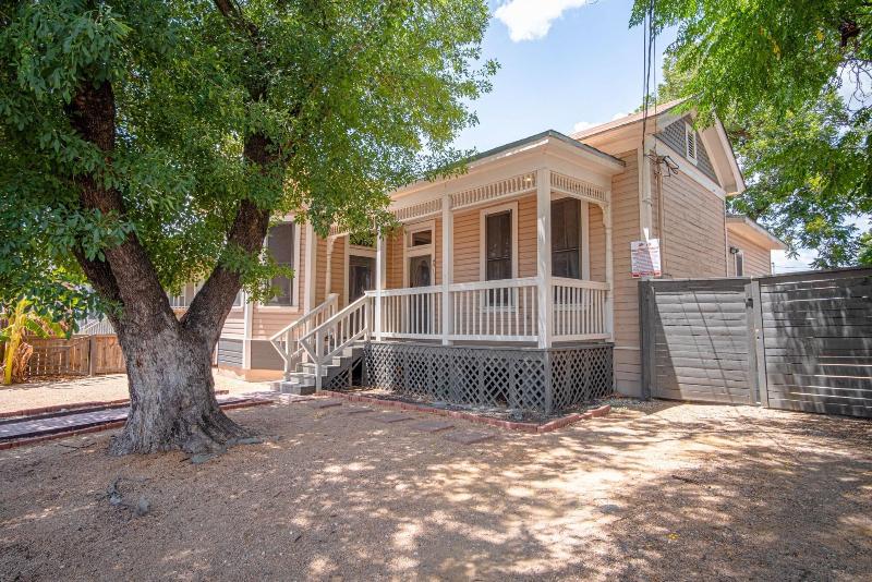 Wyoming St Restored Historic 2br/1ba Downtown image