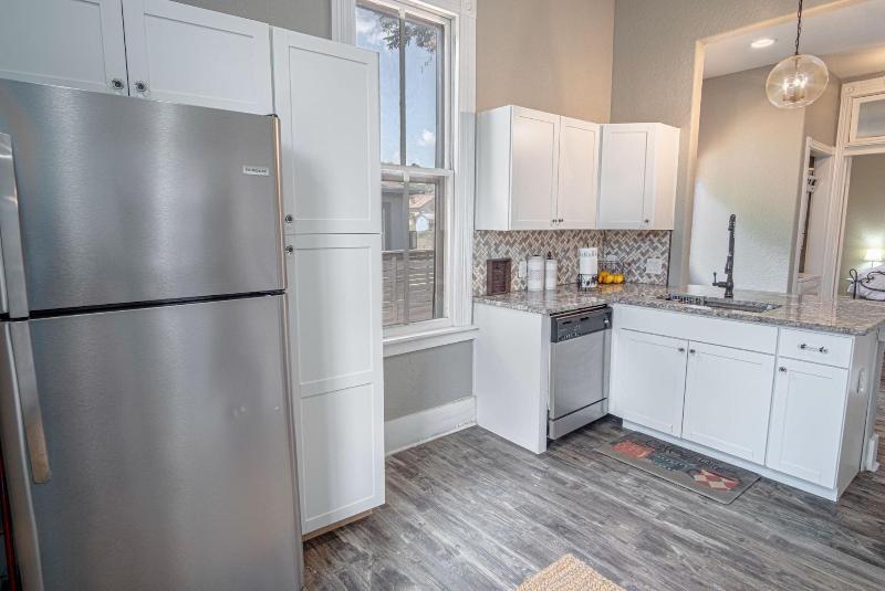 Wyoming St Restored Historic 2br/1ba Downtown image