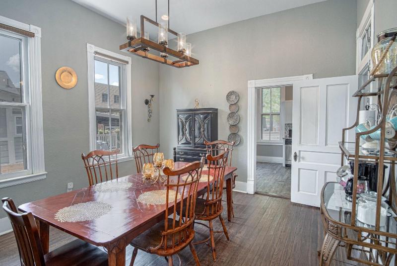 Wyoming St Restored Historic 2br/1ba Downtown image