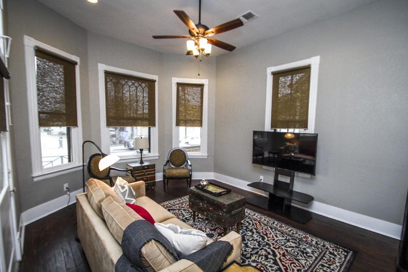 Wyoming St Restored Historic 2br/1ba Downtown image