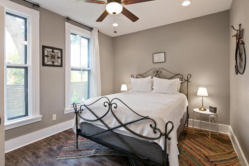Wyoming St Restored Historic 2br/1ba Downtown image