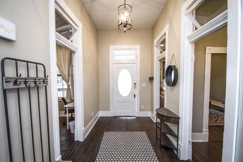 Wyoming St Restored Historic 2br/1ba Downtown image