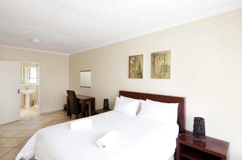 BM Gardens Apartment Hotel image