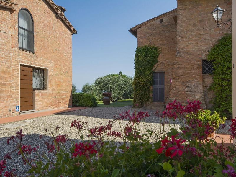 Lovely Farmhouse in Castelfiorentino With Garden image