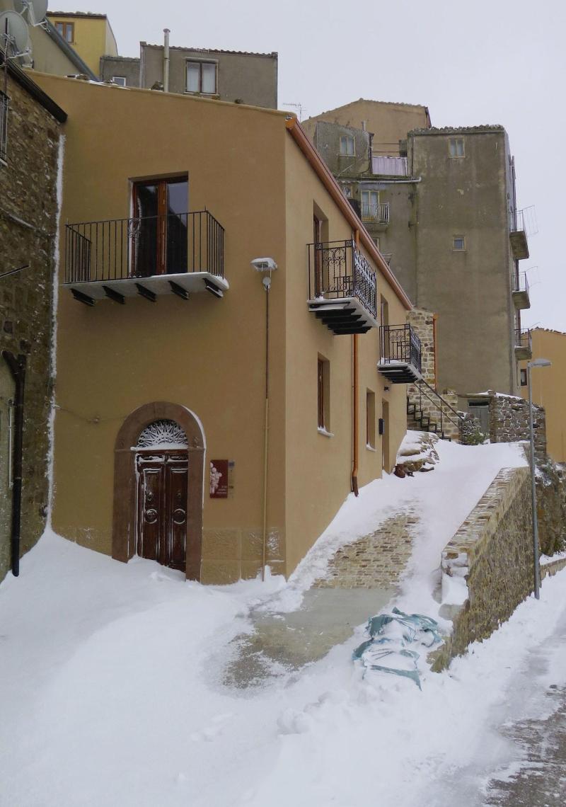 Porta Baciamano image