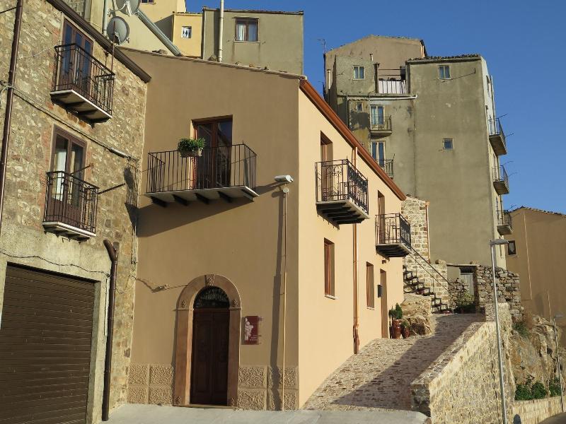 Porta Baciamano image