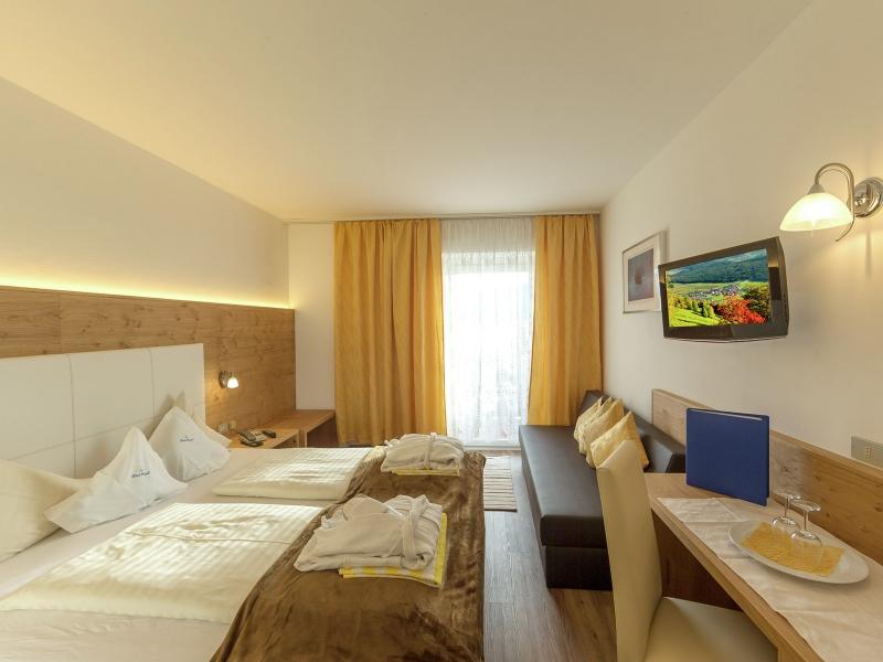 Hotel Kristall image