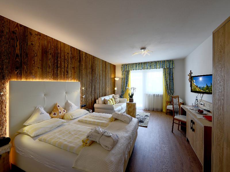 Hotel Kristall image