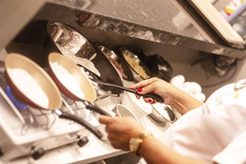 Happy Hotel ManaÃ­ra image
