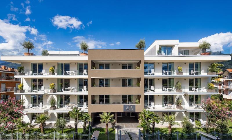 Aris Apartments - TonelliHotels image
