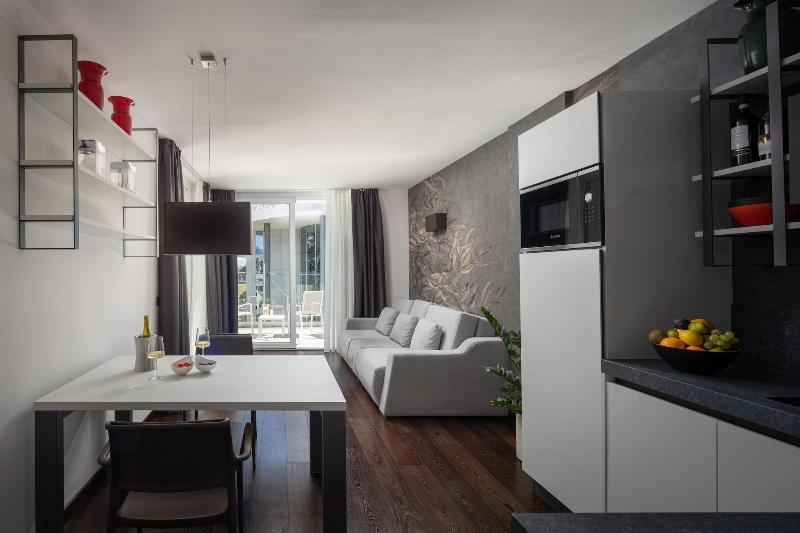 Aris Apartments - TonelliHotels image