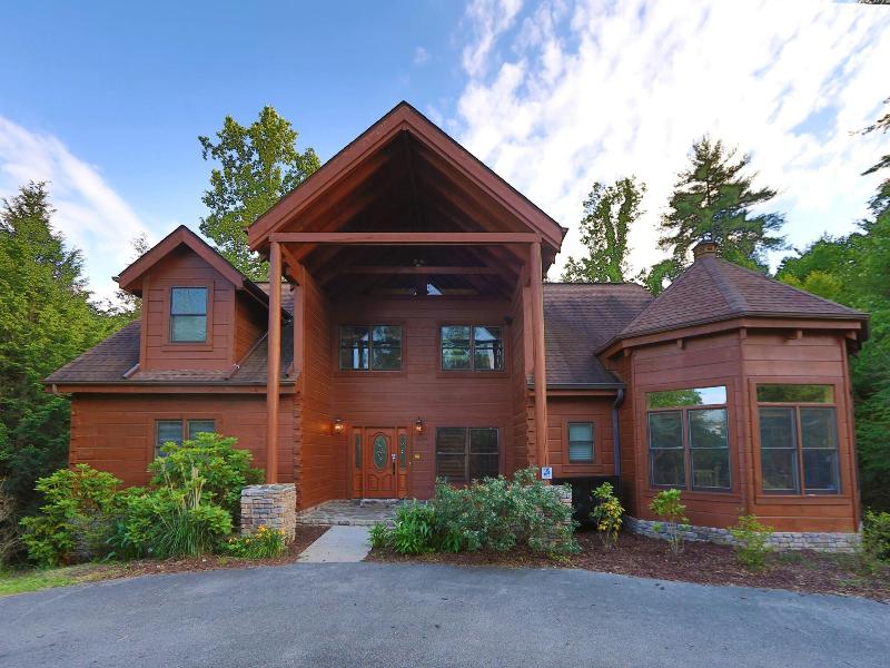 Majestic Manor - Five Bedroom Cabin