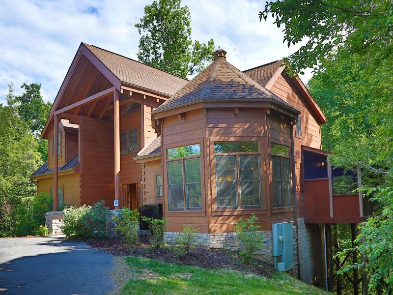 Majestic Manor - Five Bedroom Cabin