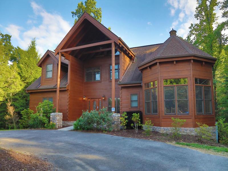 Majestic Manor - Five Bedroom Cabin