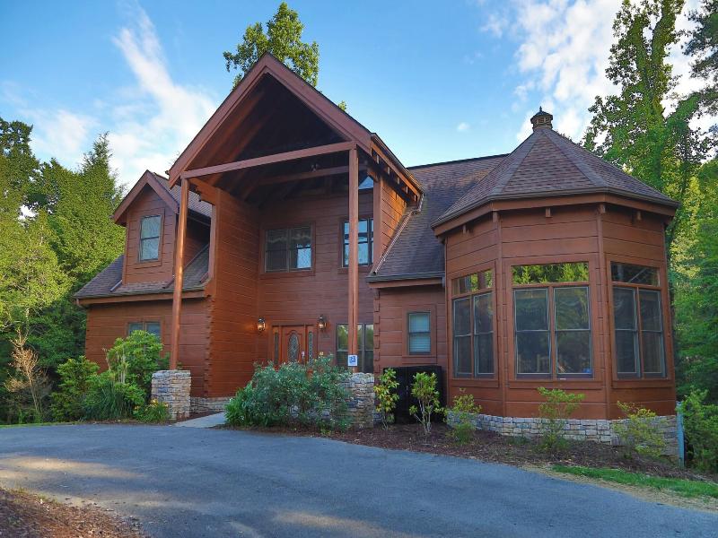 Majestic Manor - Five Bedroom Cabin