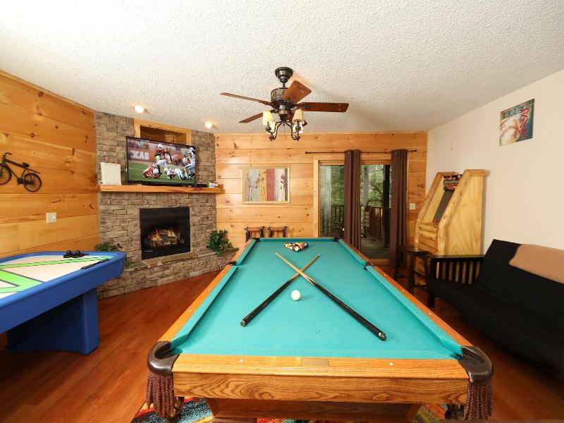 Majestic Manor - Five Bedroom Cabin — photo 14