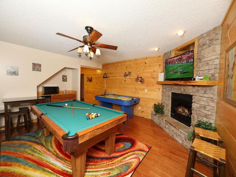 Majestic Manor - Five Bedroom Cabin — photo 11