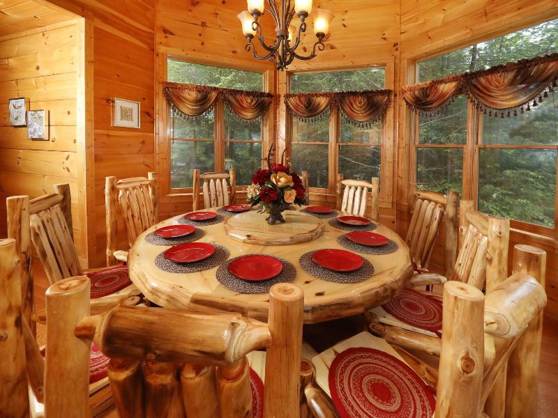 Majestic Manor - Five Bedroom Cabin