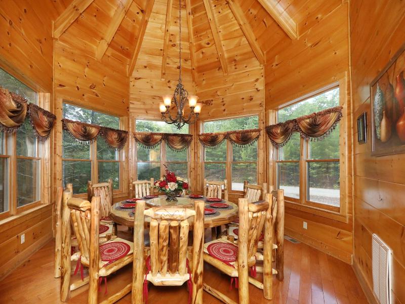 Majestic Manor - Five Bedroom Cabin
