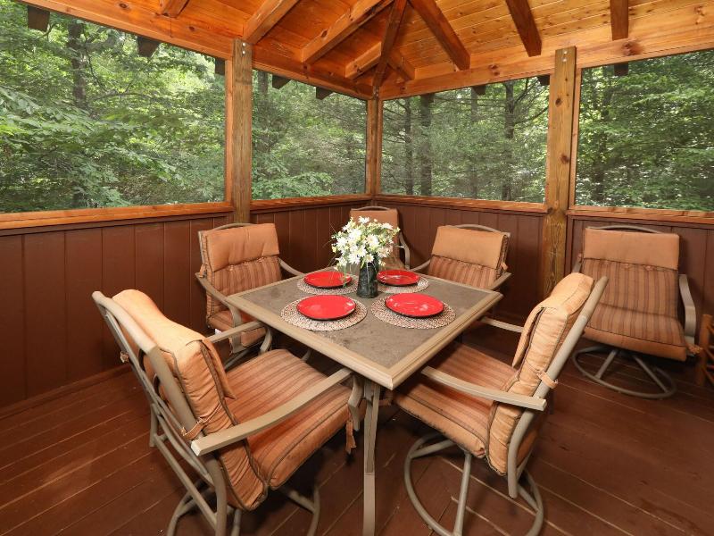Majestic Manor - Five Bedroom Cabin
