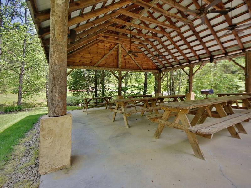 Majestic Manor - Five Bedroom Cabin — photo 32