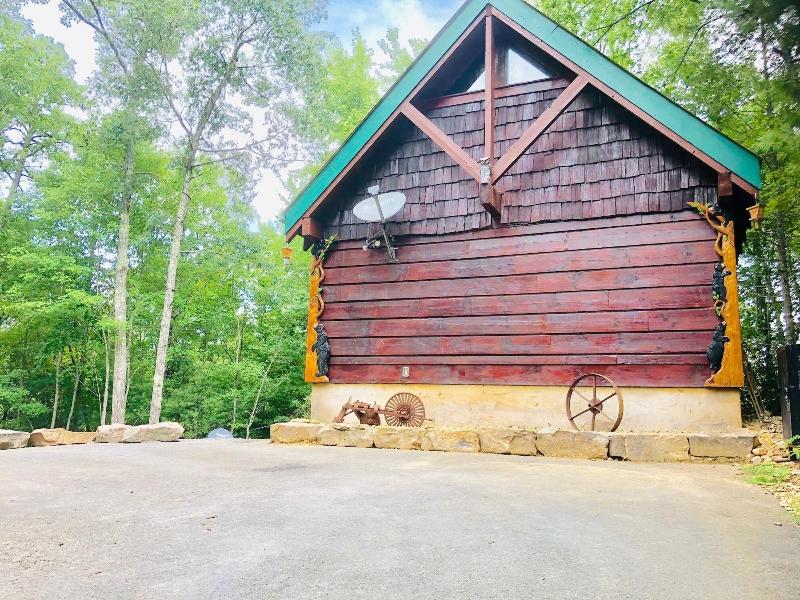 Secluded Escape - One Bedroom Cabin image