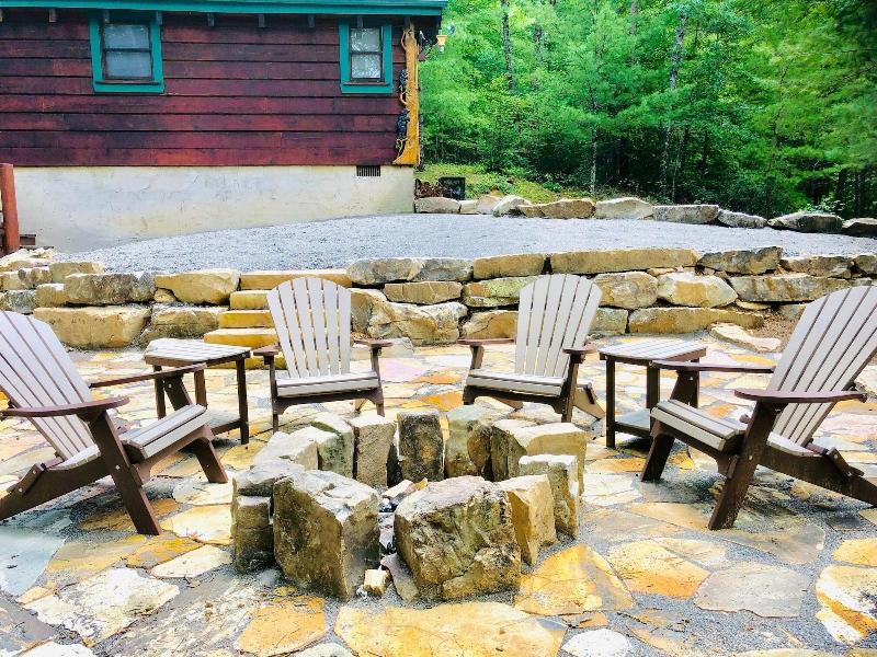 Secluded Escape - One Bedroom Cabin image