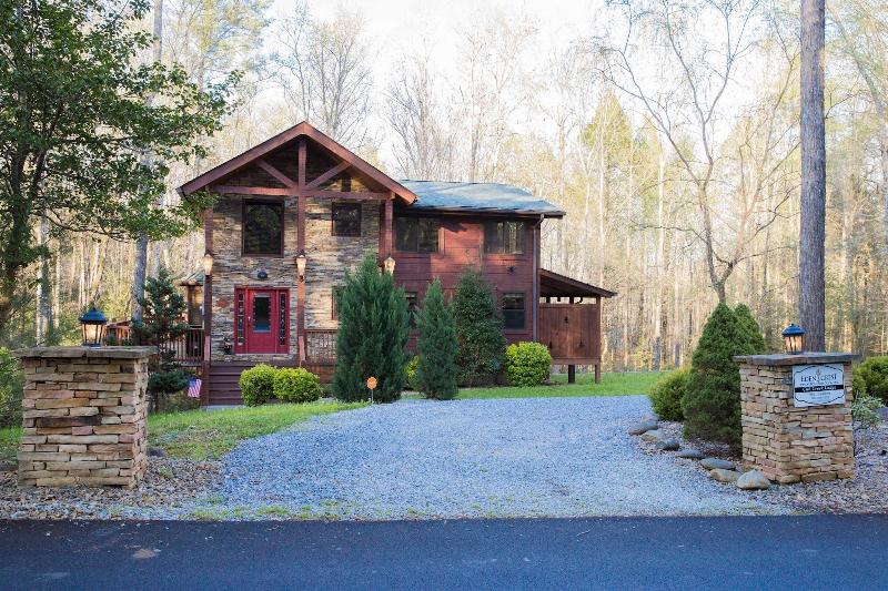 Cub Creek Lodge - Three Bedroom Cabin image