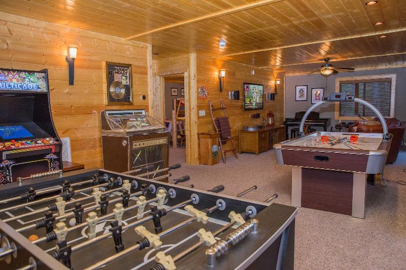 Cub Creek Lodge - Three Bedroom Cabin image 10