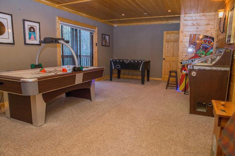 Cub Creek Lodge - Three Bedroom Cabin image 6
