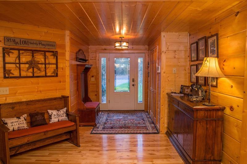Cub Creek Lodge - Three Bedroom Cabin image
