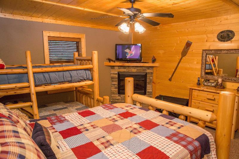 Cub Creek Lodge - Three Bedroom Cabin image