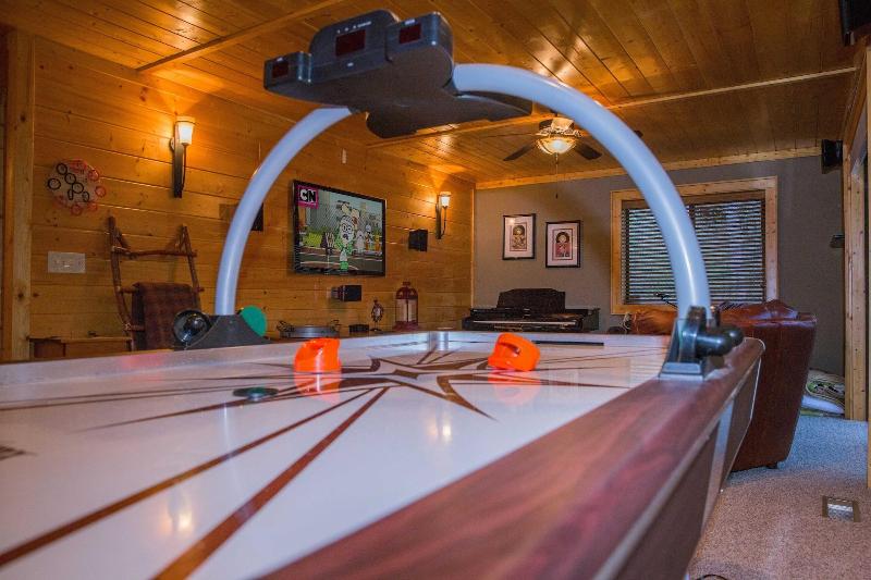 Cub Creek Lodge - Three Bedroom Cabin image