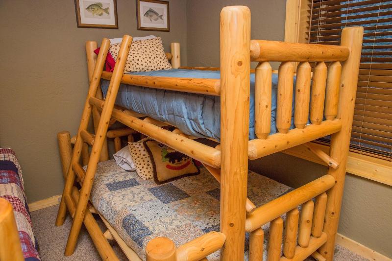 Cub Creek Lodge - Three Bedroom Cabin image