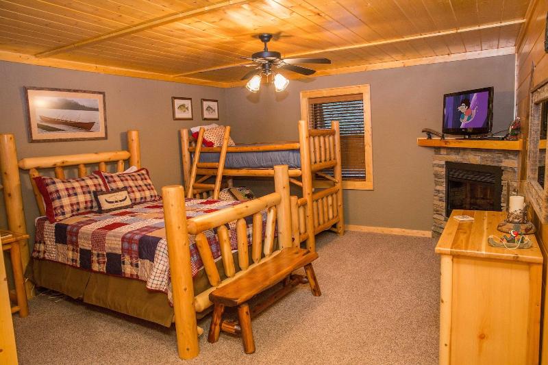 Cub Creek Lodge - Three Bedroom Cabin image