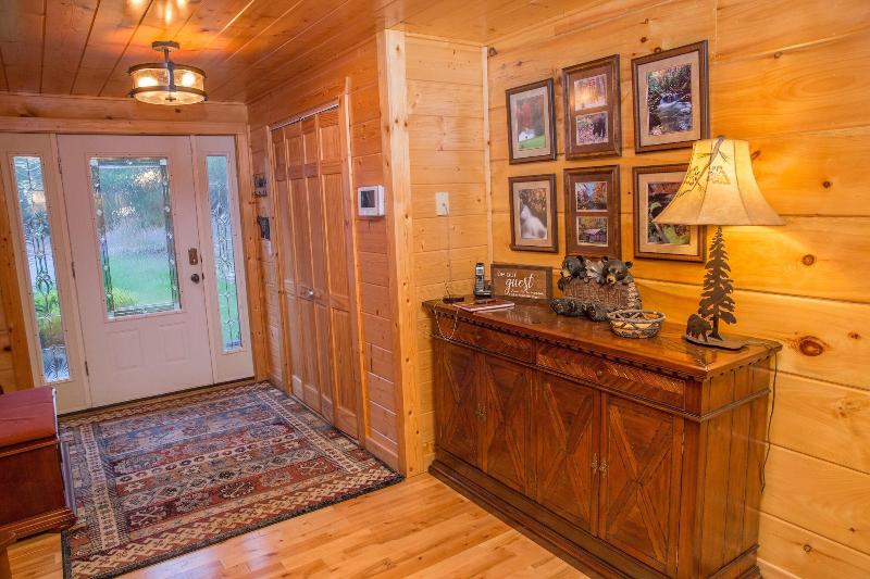 Cub Creek Lodge - Three Bedroom Cabin image 7