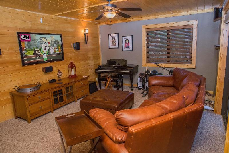 Cub Creek Lodge - Three Bedroom Cabin image