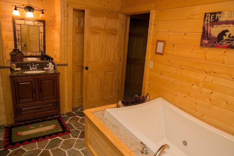Cub Creek Lodge - Three Bedroom Cabin image